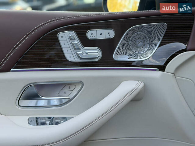 Черный Мерседес Майбах, объемом двигателя 3.98 л и пробегом 60 тыс. км за 150000 $, фото 7 на Automoto.ua