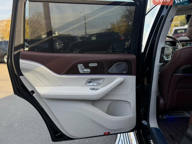 Черный Мерседес Майбах, объемом двигателя 3.98 л и пробегом 60 тыс. км за 150000 $, фото 26 на Automoto.ua