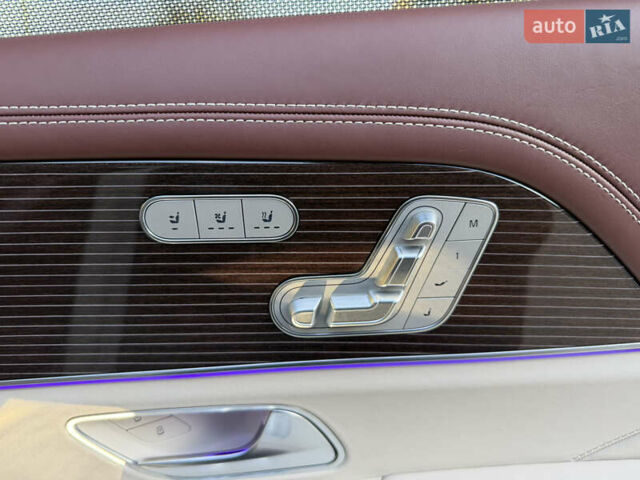 Черный Мерседес Майбах, объемом двигателя 3.98 л и пробегом 60 тыс. км за 150000 $, фото 33 на Automoto.ua