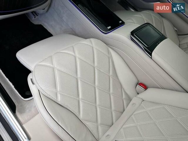 Черный Мерседес Майбах, объемом двигателя 6 л и пробегом 19 тыс. км за 209900 $, фото 95 на Automoto.ua