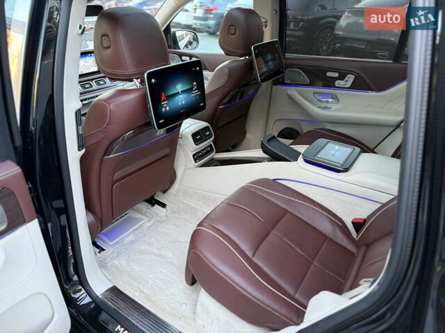 Черный Мерседес Майбах, объемом двигателя 3.98 л и пробегом 98 тыс. км за 154900 $, фото 62 на Automoto.ua