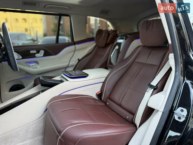 Черный Мерседес Майбах, объемом двигателя 3.98 л и пробегом 98 тыс. км за 154900 $, фото 64 на Automoto.ua