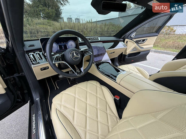 Черный Мерседес Майбах, объемом двигателя 3.98 л и пробегом 18 тыс. км за 208888 $, фото 97 на Automoto.ua