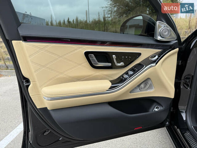 Черный Мерседес Майбах, объемом двигателя 3.98 л и пробегом 18 тыс. км за 208888 $, фото 62 на Automoto.ua