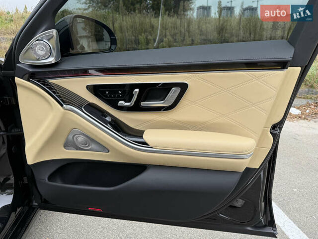 Черный Мерседес Майбах, объемом двигателя 3.98 л и пробегом 18 тыс. км за 208888 $, фото 61 на Automoto.ua