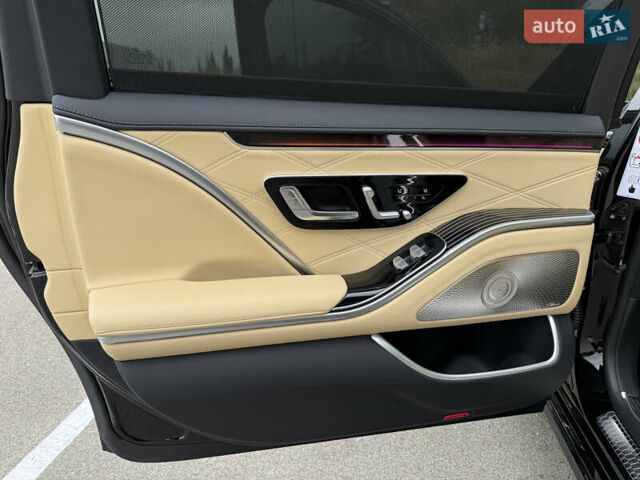 Черный Мерседес Майбах, объемом двигателя 3.98 л и пробегом 18 тыс. км за 208888 $, фото 74 на Automoto.ua