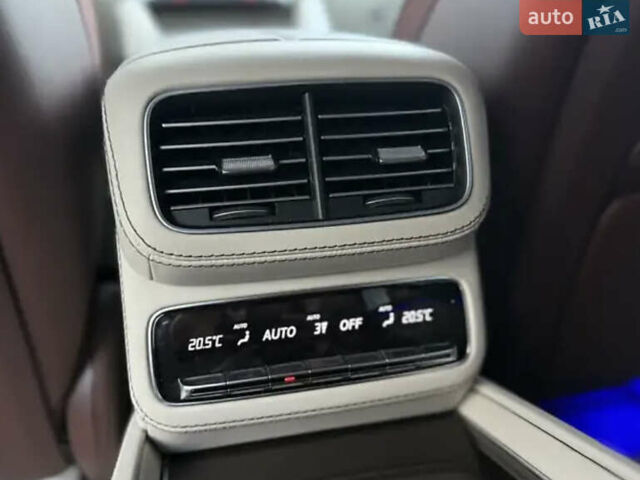 Черный Мерседес Майбах, объемом двигателя 4 л и пробегом 100 тыс. км за 150000 $, фото 8 на Automoto.ua