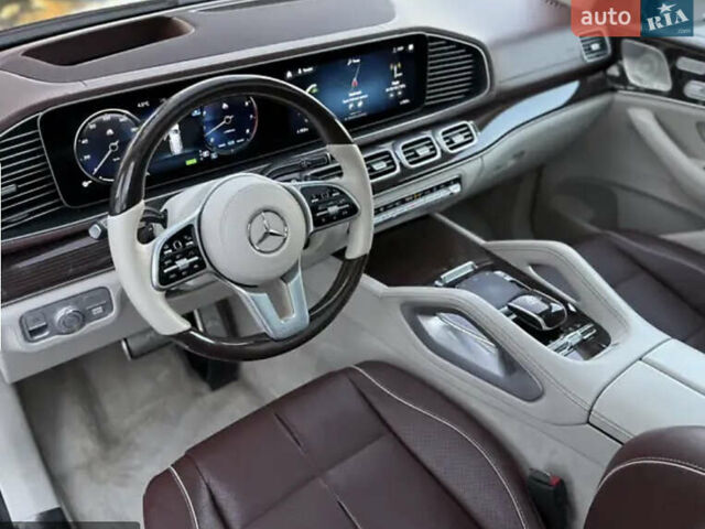 Черный Мерседес Майбах, объемом двигателя 4 л и пробегом 100 тыс. км за 150000 $, фото 5 на Automoto.ua
