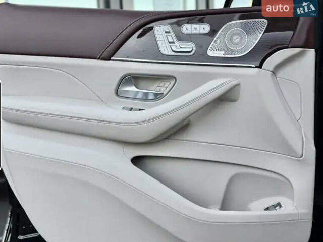 Черный Мерседес Майбах, объемом двигателя 4 л и пробегом 100 тыс. км за 150000 $, фото 2 на Automoto.ua