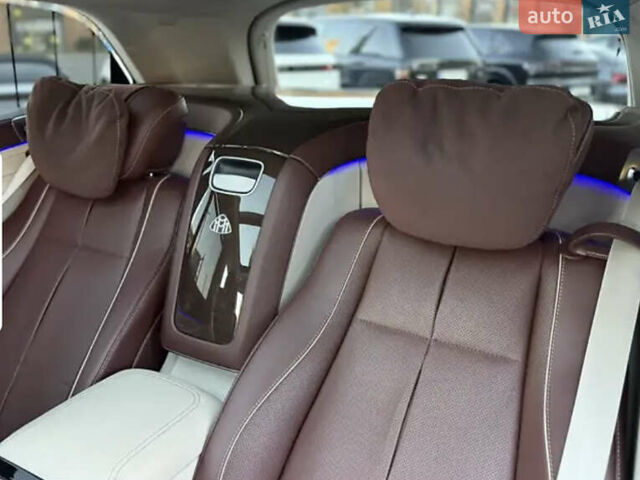 Черный Мерседес Майбах, объемом двигателя 4 л и пробегом 100 тыс. км за 150000 $, фото 3 на Automoto.ua