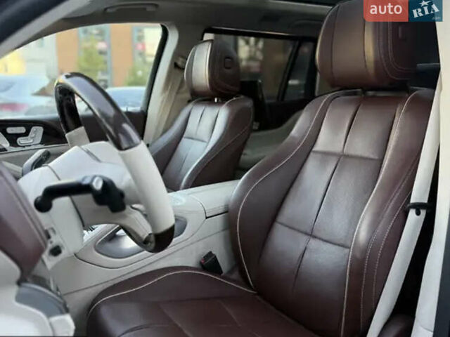 Черный Мерседес Майбах, объемом двигателя 4 л и пробегом 100 тыс. км за 150000 $, фото 4 на Automoto.ua