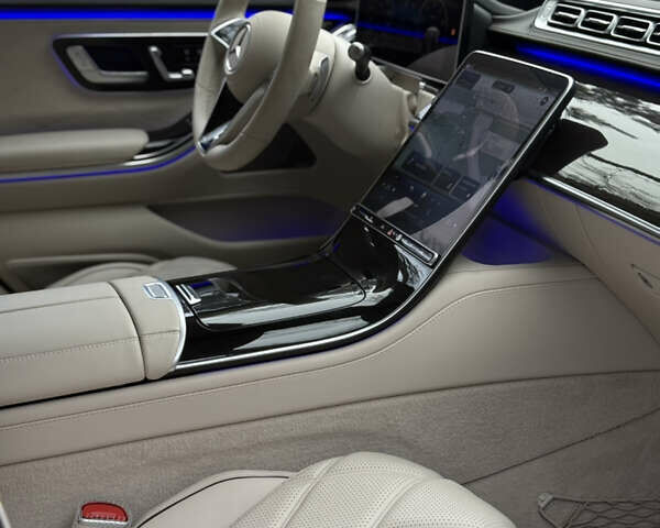 Коричневый Мерседес Майбах, объемом двигателя 4 л и пробегом 3 тыс. км за 250000 $, фото 13 на Automoto.ua