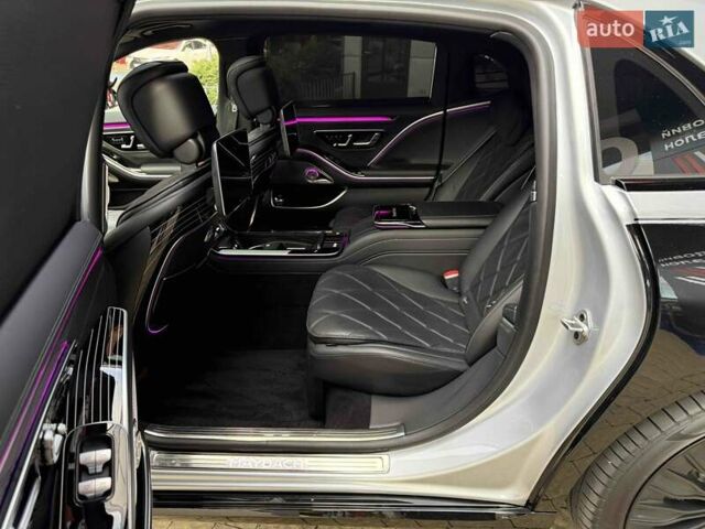 Серый Мерседес Майбах, объемом двигателя 4 л и пробегом 56 тыс. км за 149900 $, фото 53 на Automoto.ua