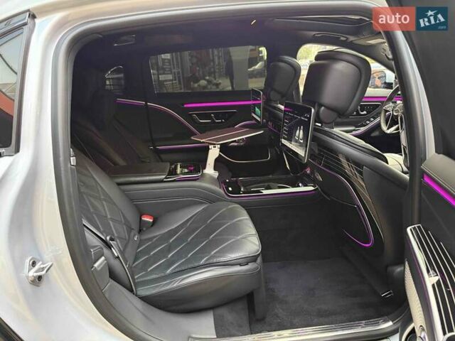 Серый Мерседес Майбах, объемом двигателя 4 л и пробегом 56 тыс. км за 149900 $, фото 81 на Automoto.ua