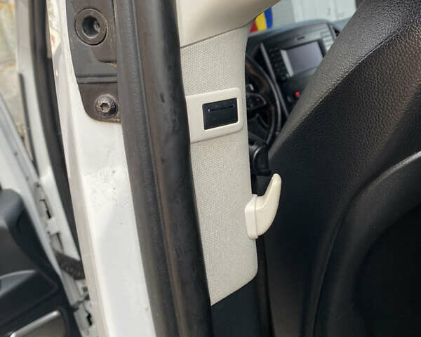 Белый Мерседес Metris, объемом двигателя 2 л и пробегом 181 тыс. км за 19300 $, фото 10 на Automoto.ua