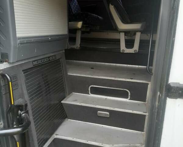 Белый Мерседес O 340, объемом двигателя 12.76 л и пробегом 150 тыс. км за 7500 $, фото 4 на Automoto.ua