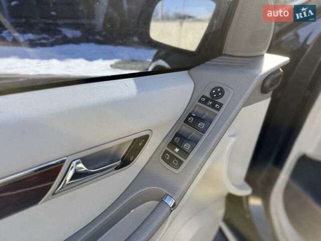 Черный Мерседес Р-Класс, объемом двигателя 5 л и пробегом 191 тыс. км за 8500 $, фото 20 на Automoto.ua