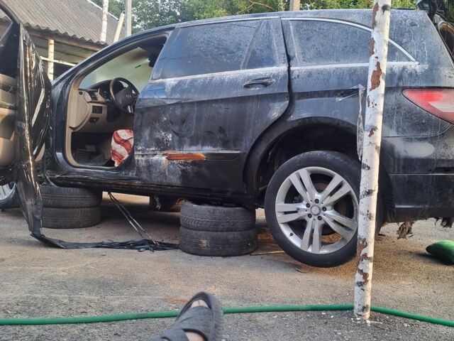 Мерседес Р-Класс 2011 в Макарове на Automoto.ua Черный Мерседес Р-Класс, объемом двигателя 3 л и пробегом 280 тыс. км за 2500 $, фото 1 на Automoto.ua