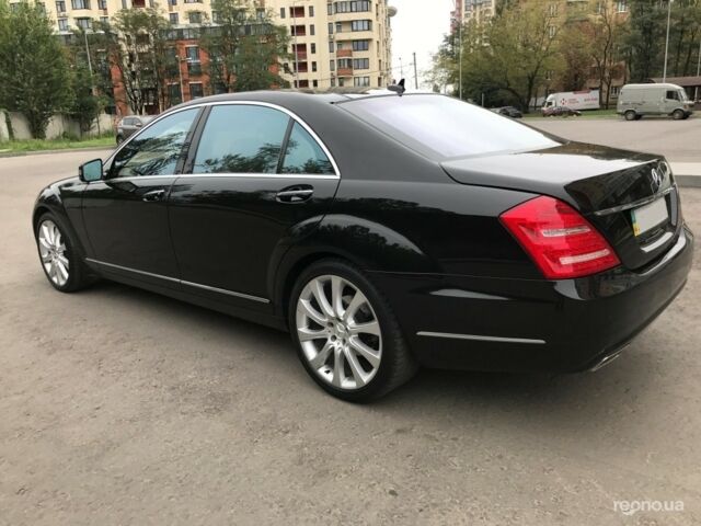 Черный Мерседес С 350, объемом двигателя 3 л и пробегом 165 тыс. км за 41700 $, фото 2 на Automoto.ua