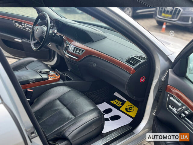 Серый Мерседес С 350, объемом двигателя 3.5 л и пробегом 316 тыс. км за 8800 $, фото 24 на Automoto.ua