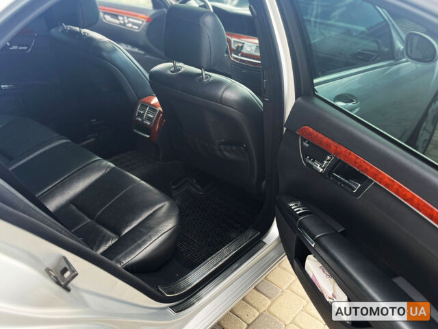 Серый Мерседес С 350, объемом двигателя 3.5 л и пробегом 316 тыс. км за 8800 $, фото 28 на Automoto.ua