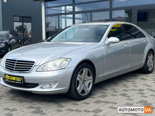 Серый Мерседес С 350, объемом двигателя 3.5 л и пробегом 316 тыс. км за 8800 $, фото 2 на Automoto.ua