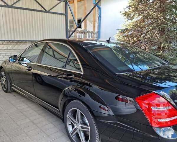 Черный Мерседес С 500, объемом двигателя 5.5 л и пробегом 230 тыс. км за 18000 $, фото 3 на Automoto.ua