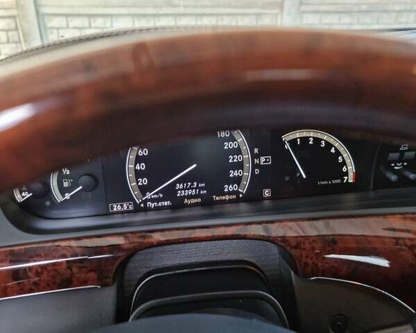 Черный Мерседес С 500, объемом двигателя 5.5 л и пробегом 230 тыс. км за 18000 $, фото 6 на Automoto.ua