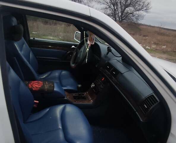 Білий Мерседес С Клас, об'ємом двигуна 3.2 л та пробігом 308 тис. км за 4700 $, фото 14 на Automoto.ua