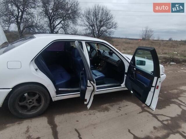 Білий Мерседес С Клас, об'ємом двигуна 3.2 л та пробігом 308 тис. км за 4700 $, фото 16 на Automoto.ua