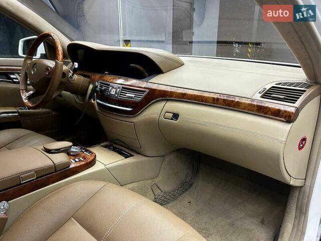 Белый Мерседес С Класс, объемом двигателя 5.46 л и пробегом 325 тыс. км за 13400 $, фото 26 на Automoto.ua