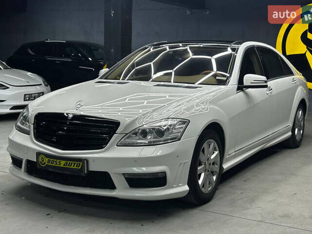 Белый Мерседес С Класс, объемом двигателя 5.46 л и пробегом 325 тыс. км за 13400 $, фото 2 на Automoto.ua