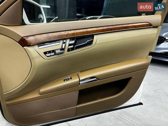 Белый Мерседес С Класс, объемом двигателя 5.46 л и пробегом 325 тыс. км за 13400 $, фото 24 на Automoto.ua