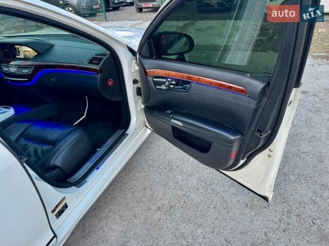 Белый Мерседес С Класс, объемом двигателя 5.5 л и пробегом 347 тыс. км за 12800 $, фото 33 на Automoto.ua