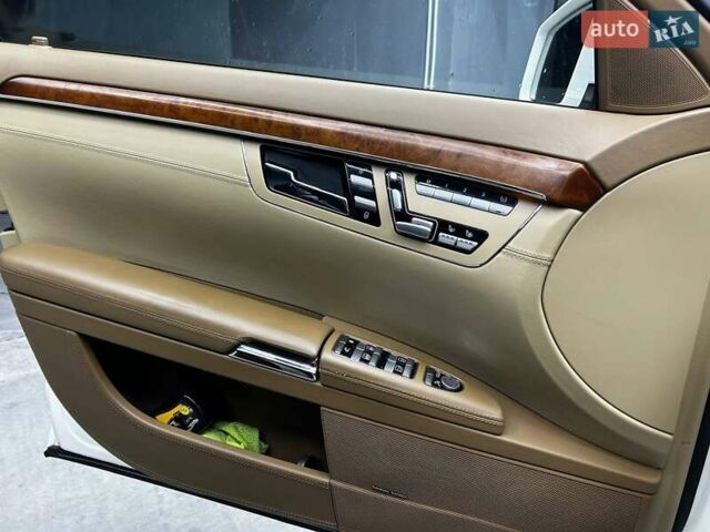 Белый Мерседес С Класс, объемом двигателя 5.46 л и пробегом 325 тыс. км за 13400 $, фото 6 на Automoto.ua