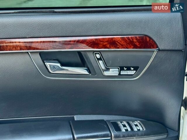 Белый Мерседес С Класс, объемом двигателя 5.5 л и пробегом 347 тыс. км за 12800 $, фото 31 на Automoto.ua