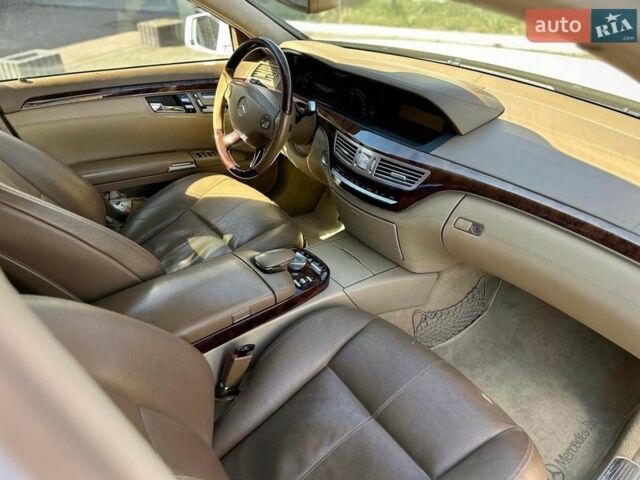 Белый Мерседес С Класс, объемом двигателя 5.44 л и пробегом 220 тыс. км за 12000 $, фото 7 на Automoto.ua