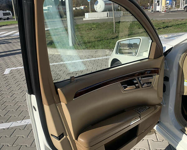 Белый Мерседес С Класс, объемом двигателя 5.5 л и пробегом 245 тыс. км за 15600 $, фото 30 на Automoto.ua