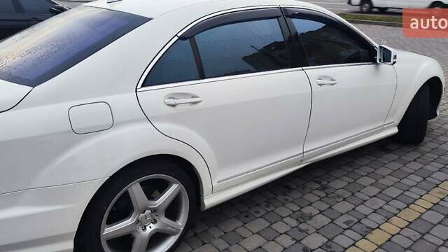 Белый Мерседес С Класс, объемом двигателя 5.51 л и пробегом 218 тыс. км за 12500 $, фото 9 на Automoto.ua