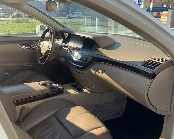 Белый Мерседес С Класс, объемом двигателя 5.5 л и пробегом 245 тыс. км за 15600 $, фото 34 на Automoto.ua