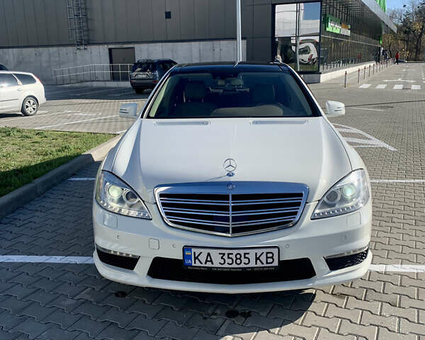 Белый Мерседес С Класс, объемом двигателя 5.5 л и пробегом 245 тыс. км за 15600 $, фото 18 на Automoto.ua