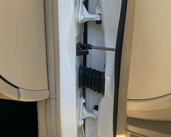 Белый Мерседес С Класс, объемом двигателя 5.5 л и пробегом 245 тыс. км за 15600 $, фото 43 на Automoto.ua