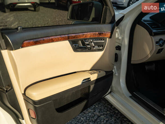 Мерседес С Класс 2007 в Черновцах на Automoto.ua Белый Мерседес С Класс, объемом двигателя 5.46 л и пробегом 186 тыс. км за 12900 $, фото 24 на Automoto.ua