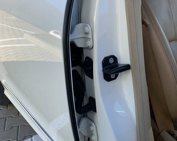 Белый Мерседес С Класс, объемом двигателя 5.5 л и пробегом 245 тыс. км за 15600 $, фото 44 на Automoto.ua