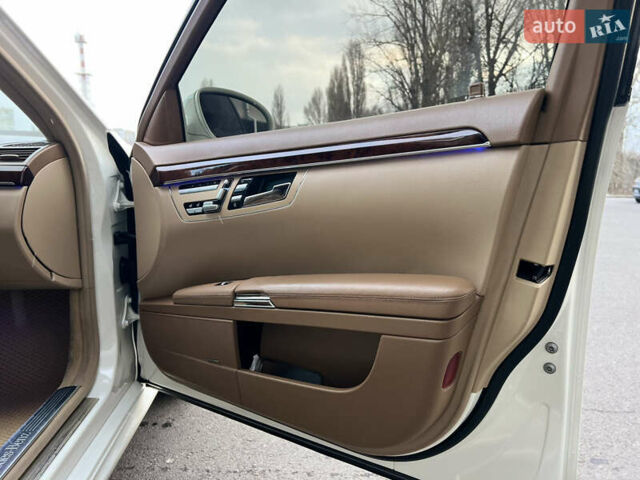 Білий Мерседес С Клас, об'ємом двигуна 5.5 л та пробігом 177 тис. км за 12900 $, фото 38 на Automoto.ua