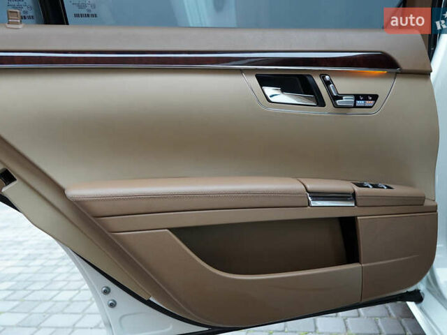 Білий Мерседес С Клас, об'ємом двигуна 5.5 л та пробігом 240 тис. км за 17500 $, фото 18 на Automoto.ua