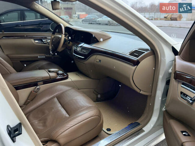 Білий Мерседес С Клас, об'ємом двигуна 5.5 л та пробігом 177 тис. км за 12900 $, фото 33 на Automoto.ua