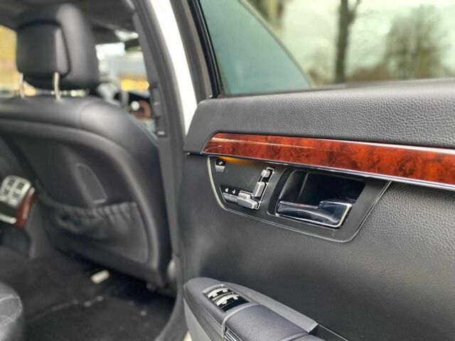 Білий Мерседес С Клас, об'ємом двигуна 5.5 л та пробігом 240 тис. км за 15500 $, фото 20 на Automoto.ua