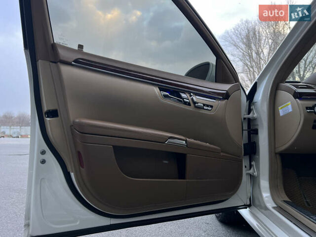 Білий Мерседес С Клас, об'ємом двигуна 5.5 л та пробігом 177 тис. км за 12900 $, фото 29 на Automoto.ua