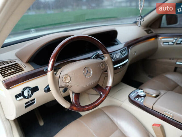 Білий Мерседес С Клас, об'ємом двигуна 5.5 л та пробігом 240 тис. км за 17500 $, фото 16 на Automoto.ua